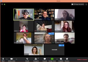 Interaction des équipes pour résoudre l'enquête en ligne de la Murder Party